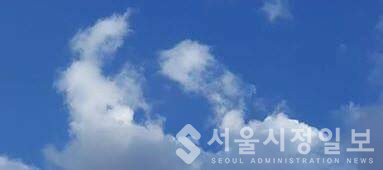 사진설명 : 2016년 8월 30일 오후 천상의 신들이 섬진강 비룡대(飛龍臺) 하늘 마당에서 구름으로 그린 그림 보살도(菩薩圖)다.