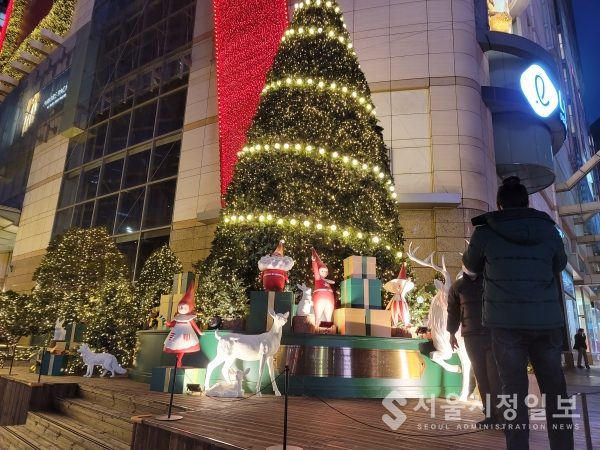 서울 롯데백화점 앞. 크리스마스를 위한 도시의 불빛