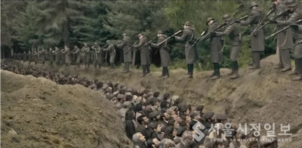 독일군 나치에 죽는 유태인들의 영화의 한 장면이다주사파 대깨문 친중좌파들 저쪽에서 보면 이리봐도 저리봐도 배신자들이야 그래서 죽는거야