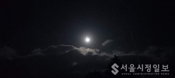 사진 설명 : 거센 폭풍이 몰아치고 있는 섬진강 삼경의 밤하늘에 속없는 달만 저 혼자 떠있다.