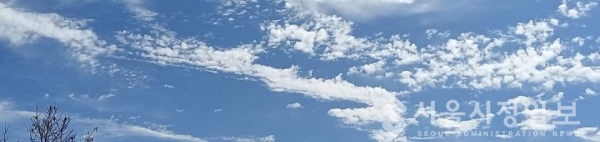 사진 설명 : 섬진강 푸른 하늘에 보이는 구름의 형상이 마치 천상의 백룡(白龍)이 날아 내리는 것 같은 모습이다