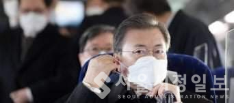 사진 설명 : 마스크를 거꾸로 쓰고 있는 대통령 문재인의 모습