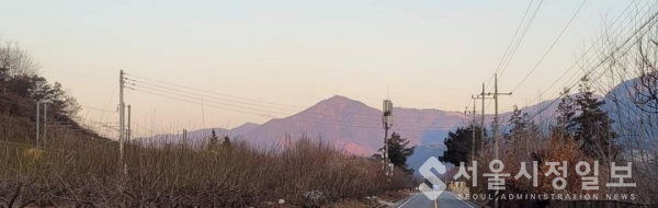 사진 설명 : 2021년 2월 3일 입춘의 아침 햇살에 빛나고 있는 섬진강 신령한 국사봉(國師峯)의 모습이다.