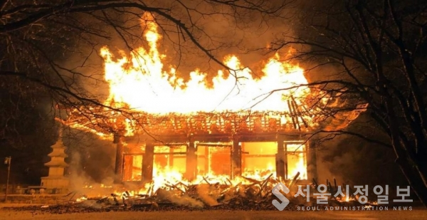 사진 설명 : 거대한 불덩어리 화마가 태우고 있는 내장사 대웅전의 모습이다.