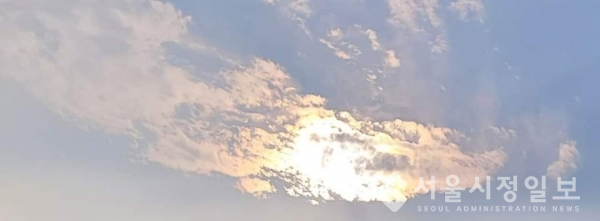 사진 설명 : 해질 무렵 촬영한 섬진강 비룡대(飛龍臺) 하늘의 구름이다.