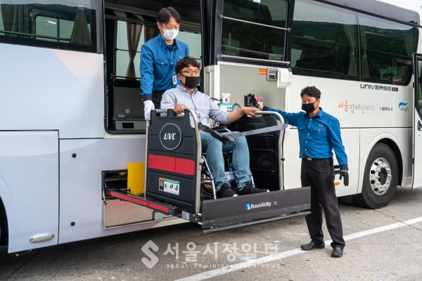 전국 최초 '장애인버스' 투입해 장애인 백신접종 무료 왕복 동행