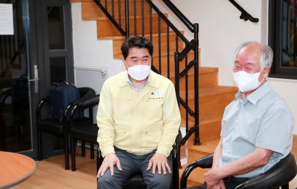 지난 4일, 박준희 구청장이 경로당 무더위쉼터를 방문해 어르신과 이야기를 나누고 있다.[사진출처=관악구청]