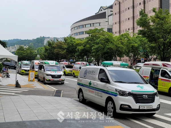 서울 세브란스병원 응급실 앞 119 위급차량들이 몰려있다. 환자들이 급증하고 있나?