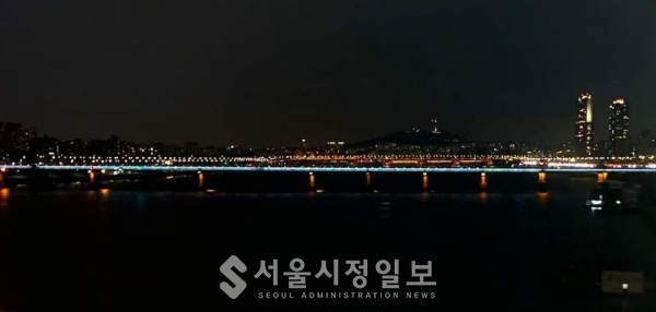 사진 설명 : 서울의 밤을 홀리는 영동대교 아름다운 야경이다