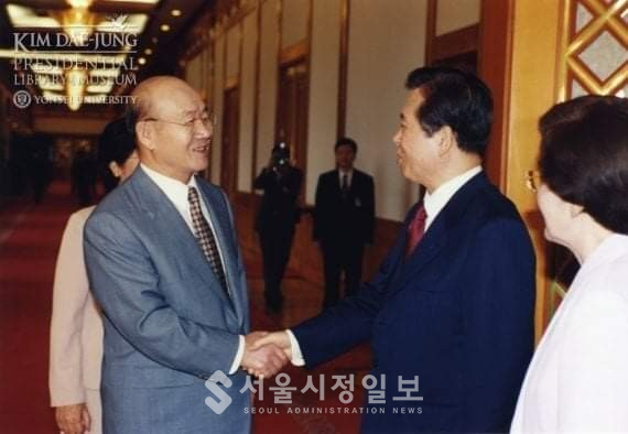 사진 설명 : 1999년 12월 27일 김대중 대통령의 초청으로 송년만찬에 참석하고 있는 전두환 전 대통령의 모습이다
