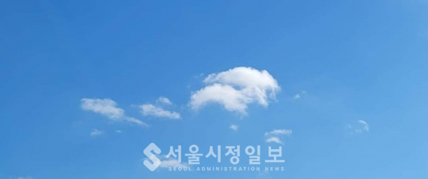사진 설명 : 섬진강 푸른 하늘에 뜬 흰 구름이다.