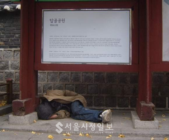 게재한 사진을 오래전 이맘때 서울에 갔다가 탑골공원 앞에서 촬영한 장면이다