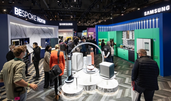 CES 2022가 개막한 5일(현지시간), 전시장을 찾은 관람객들이 삼성전자 전시관 비스포크 홈 전시존을 찾아 다양한 가전 제품을 체험하고 있다.