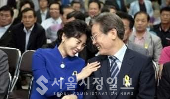사진 설명 : 인터넷 검색 자료에 나온 이재명 김혜경 부부의 모습이다.