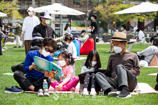 6월, ‘책 읽는 서울광장’에서 인기 작가와 함께하는 ‘풀밭위의 문학산책