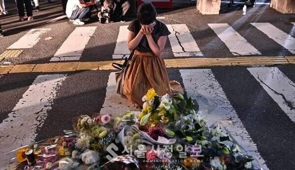 사진 설명 : 아베 전 총리의 죽음을 슬퍼하고 있는 일본인들의 모습이다.