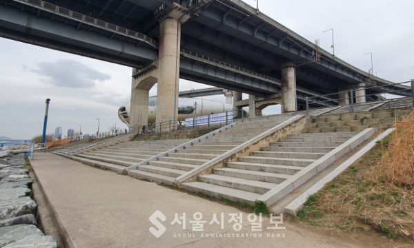 한강공원 콘크리트 계단과 공터 '쉼터' 탈바꿈…32개소 조성