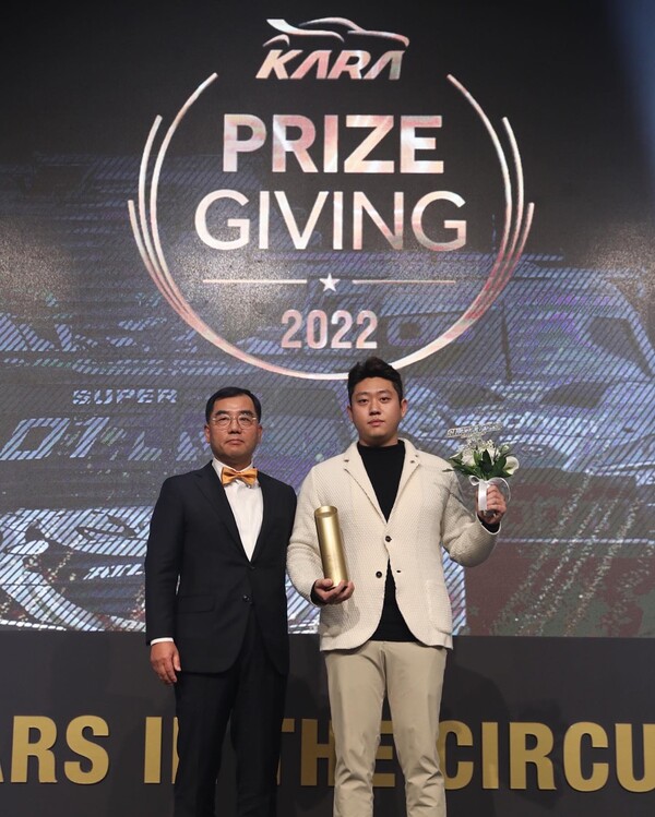 올해의 드라이버상을 수상한 슈퍼레이스 챔피언십의 김재현