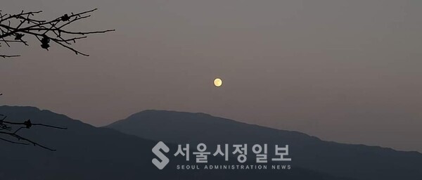 사진 설명 : 성군의 시대를 기다리고 있는 구례읍 봉성산(鳳城山)에서 본 보름달이다.