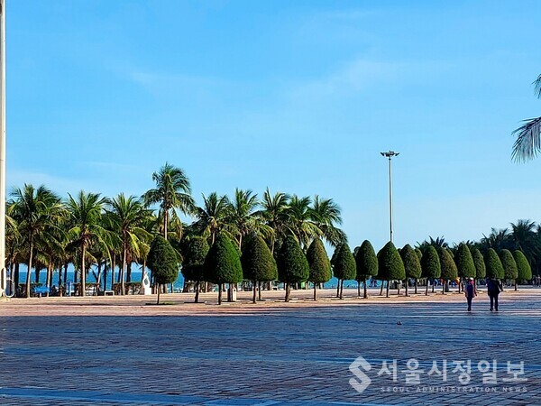 베트남 다낭 중심가의 미케비치 해변
