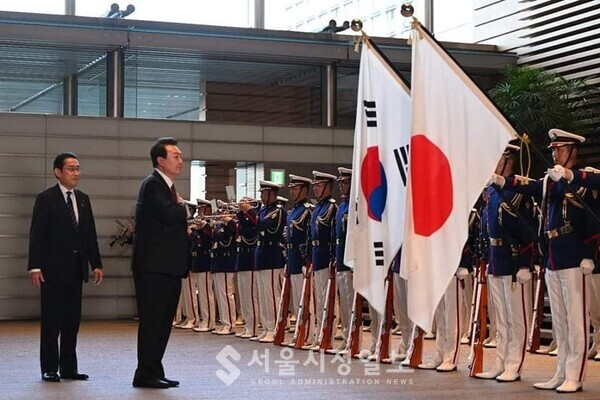 사진 설명 : 일본을 방문한 윤석열 대통령이 자위대 의장대를 사열하고 있는 장면이다