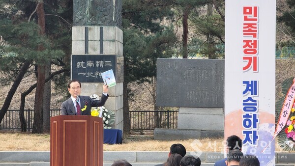 박상돈 천안시장이 참석분들에게  나눠준 책자를 보여주며 "숭고한 정신을 이어가자"며 축사를 하고 있다.
