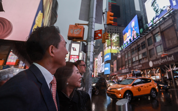 미 뉴욕 타임스퀘어에서 박민식 보훈처장과 함께 한미 참전용사 10대 영웅 영상을 시청하는 백남희 여사