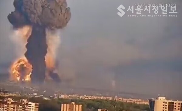 우크라이나 서부 흐멜니츠 지역에서  폭발로 치솟는  버섯구름모양의  화염들(열화우라늄 포탄들이  동시 폭발한  것으로 추정)