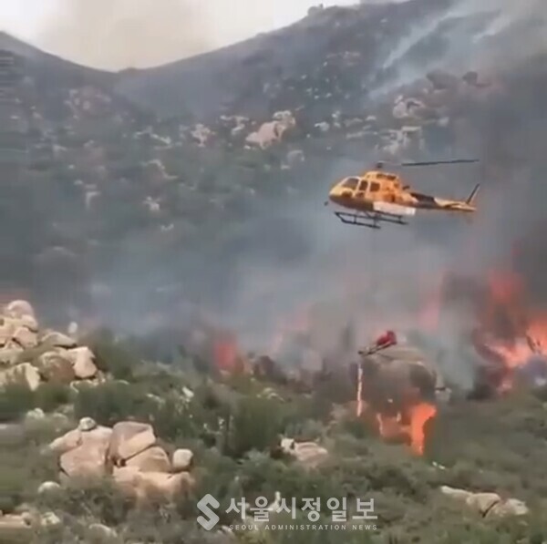 산에서 산불을 발생시키는 헬리콥터