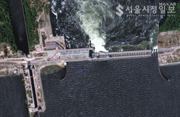 우크라이나의 드네프로강 하류에 위치한 카호프카 댐 폭파로 강물이 쏟아지고 있는 모습
