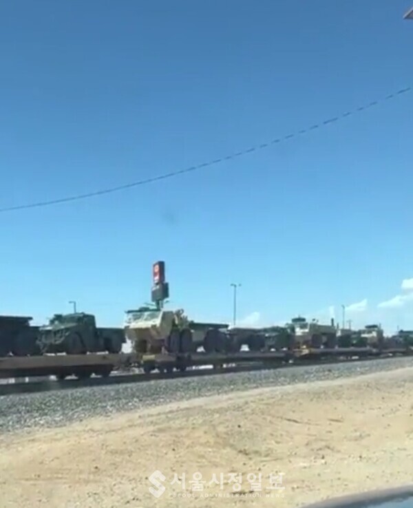 신규: 군사 장비를 싣고 애리조나에서 캘리포니아로 향하는 기차.군사 장비를 실은 기차행렬이 어마어마합니다
