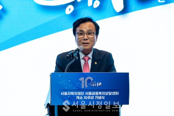 서울시의회 강석주 보건복지위원장이 행사에 참석하여 축사를 하고있다.