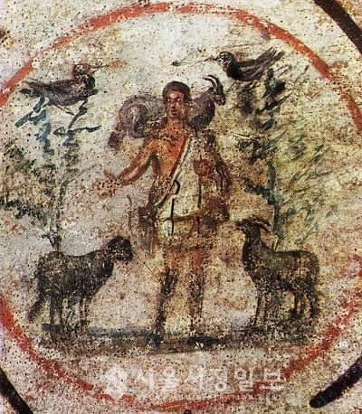 사진 설명 : 3세기 이탈리아에서 발굴된 잃어버린 양을 찾아온 착한 목자다.
