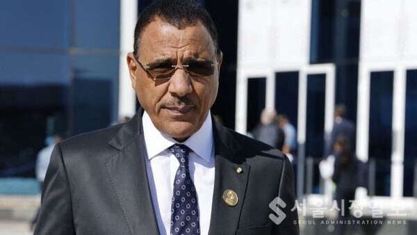 친(親)서방 노선을 고수하고 있는 모하메드 바줌 니제르 대통령 모습