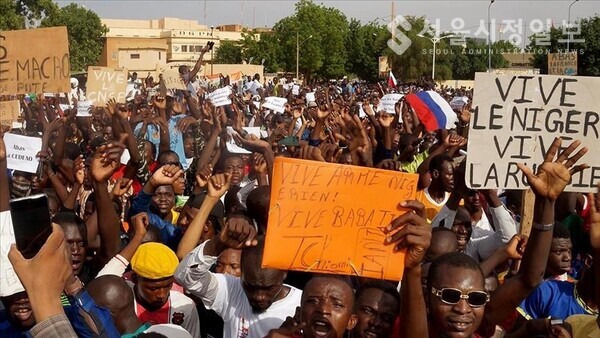니제르 국토보호위원회(CNSP) 지지자들이 수도 니아메에서 군부지지 시위를 벌이고 있는 모습