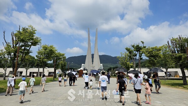 많은 관람객들이 독립기념관으로 들어가고 있다.