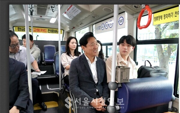 오세훈 시장이 서울동행버스에 승차를 하여 시민과 대화를 하고 있다