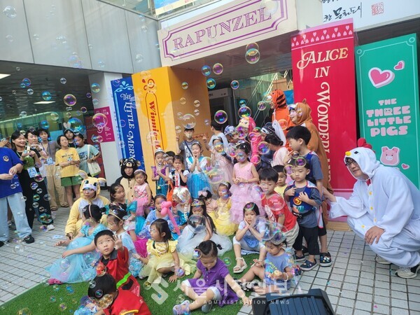 축제현장, 어린이동화 퍼레이드 피날레 장면(사진=관악문화재단 제공)
