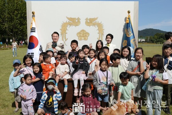 9월 24일 윤석열 대통령 부부는 서울 용산어린이정원에서 운영 중인 팔도장터를 방문