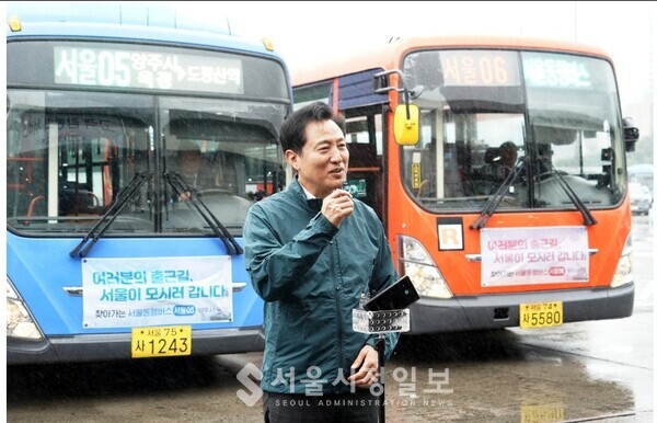 오세훈 서울시장은 27일(수) '서울동행버스'의 추가 노선 운행을 준비 중인 은평공영차고지를 방문해 수도권 주민의 출근길을 지원하는 서울동행버스에서도 이용할 수 있는 '기후동행카드'를 소개하고 있다