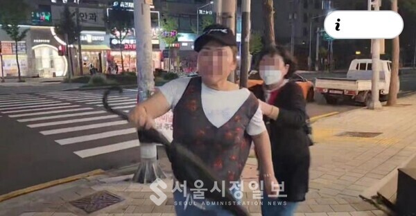 서울 강서구청장 선거에서 우산으로 테러를 가하는 여성