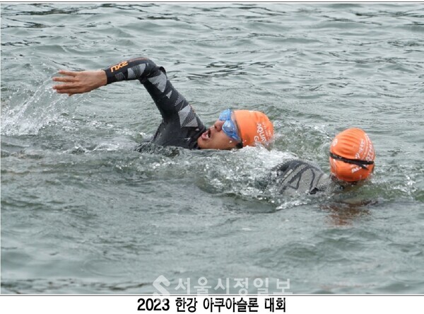 8일(일) 오전 잠실수중보 및 잠실한강공원 일대에서 열리는 ‘2023 한강 아쿠아슬론대회’ 중 챌린지코스(수영 750m, 달리기5km)에 참가한 오세훈 서울시장이 한강에서 수영하고 있다.