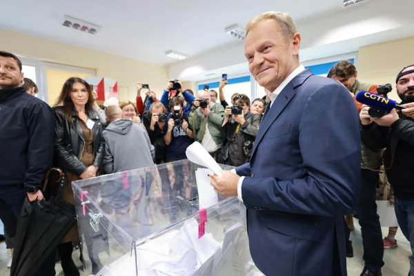 도널드 투스크 시민연합 대표가 15일(현지시각) 실시된 하원 총선거에서 투표하고 있다.