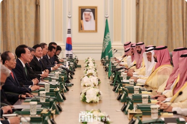 10월 22일 윤석열 대통령은 한-사우디아라비아 확대 회담을 하고 있다