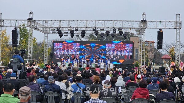 주민 참여 공연으로 성환 농협 하늘그린 난타 팀의 북 춤으로 개막식 전으로 어두워지기 전이다.