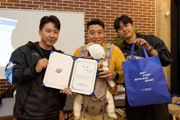 CJ로지스틱스 레이싱 오한솔, 박준서 선수가 팬과 ‘SPEED ONE AWARDS’ 기념사진을 찍고 있다.