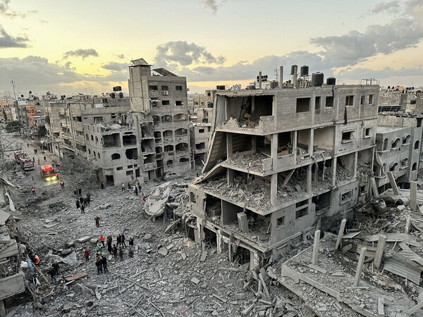 팔레스타인 가자지구 북부 자발리아 난민촌에서 주민들이 이스라엘의 공습으로 무너진 주택가를 걷고 있다(2023년 11월 21일,  로이터통신 제공)