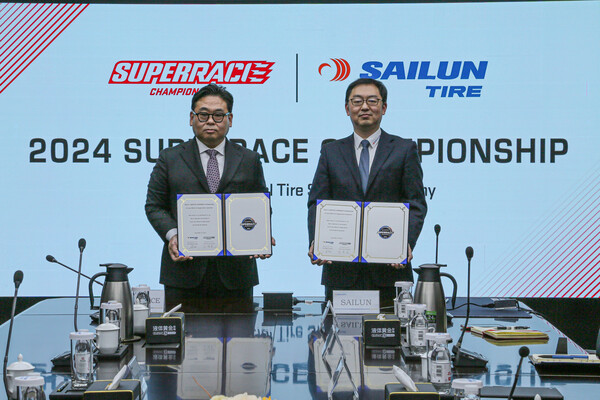 18일 중국 산둥성 칭다오시에 위치한 사일룬 타이어 본사에서 슈퍼레이스 김동빈 대표(왼쪽)와 왕 쥬상 사일룬 타이어 부사장이 기념 사진 촬영하고 있다.