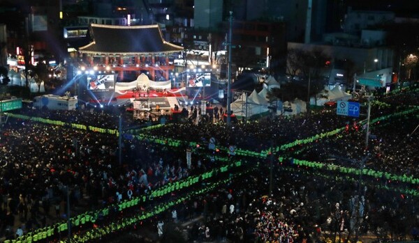지난 2023년 마지막 날인 31일 밤 서울 종로구 보신각 앞을 가득 메운 시민들이 제야의 종 타종 행사를 기다리고 있다 (사진=서울시청) 