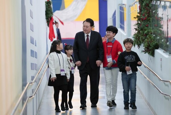 26일 오후 국립어린이박물관 개관식에 참석한 어린이들과 소통하는 윤석열 대통령(사진=대통령실)